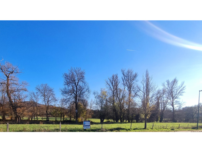 Terrain plat 2800m&sup2; -  proche commerces - transports - calme 