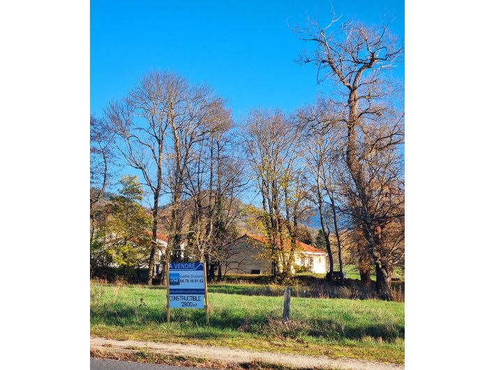 Terrain plat 2800m&sup2; -  proche commerces - transports - calme 