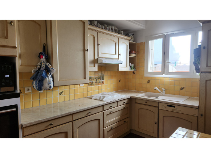 LACIOTAT  - VIAGER - MAISON DE 2 APPARTEMENTS DE 60m&sup2; environ - calme - proximit&eacute; commer